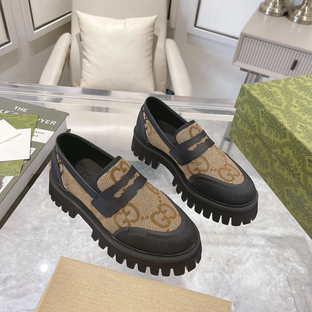 👟👟Ex-factory price 480👟👟 Men's size +10 Gucci's new spring and autumn loafers cleverly use unique design elements to inject fresh vitality into the collection design. Crafted from camel and ebony GG canvas, these stylish unisex loafers feature a new interpretation of the brand's classic monogram pattern for the new season. Camel and ebony GG canvas/imported silk cowhide surface, imported silk cowhide lining Size: Female: 35-42# Male: 39-46#